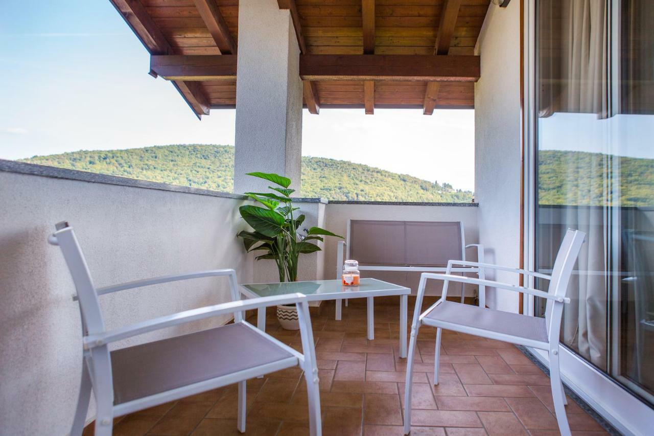 J&J House Appartement Castelmarte Buitenkant foto
